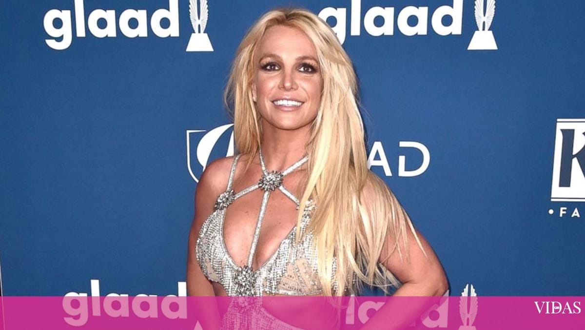 Britney Spears shows how she came into the world and acts like a cat-farver