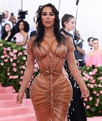 Kim Kardashian já tem o 4º filho nos braços
