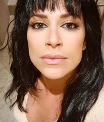 Dânia Neto surpreende e faz mudança de visual