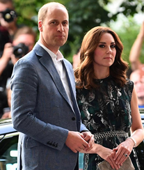 Kate Middleton condecorada pela Rainha Isabel II