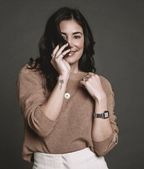 Mia Rose revela traição de ex-namorado em discoteca