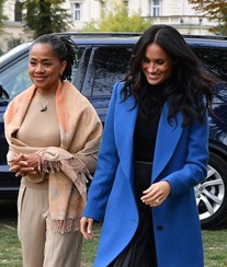Mãe de Meghan Markle muda-se para casa da atriz e do príncipe Harry em Los Angeles 
