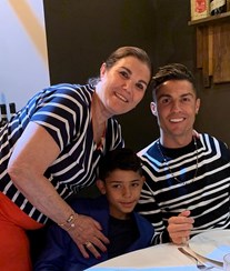 Dolores Aveiro mima Cristiano Ronaldo em Turim