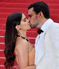Sara Sampaio seduz em Cannes com namorado milionário