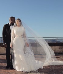 Kanye West surpreende Kim Kardashian no aniversário de casamento