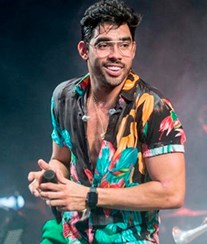 Cantor brasileiro morre em queda de avião aos 28 anos