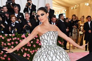 A estreia de Sara Sampaio na Met Gala, em Nova Iorque 