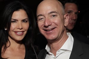 Homem mais rico do mundo Jeff Bezos assume relação com Lauren Sanchez