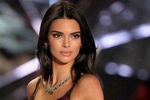Kendall Jenner mostra-se em topless