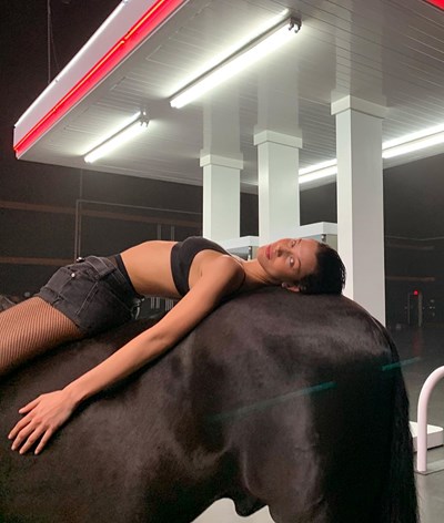 Hot! Hot! A nova produção ousada de Bella Hadid 