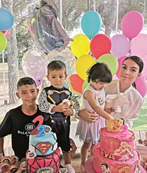 Namorada de Ronaldo organiza festa mágica para os gémeos