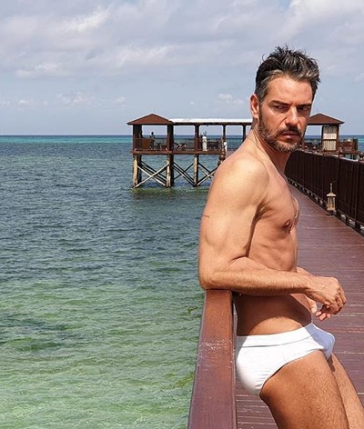 Cláudio Ramos em férias românticas com o namorado 