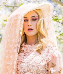 Katy Perry exibe barriga de grávida enquanto lava os dentes