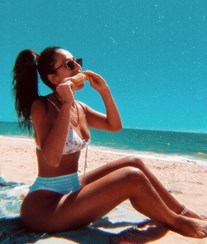 Rita Pereira exibe corpo escultural na praia