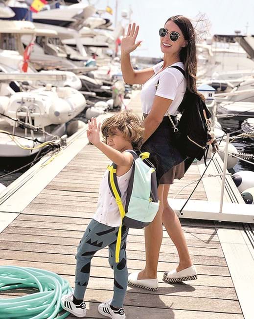 Família descansa no calor de Menorca  