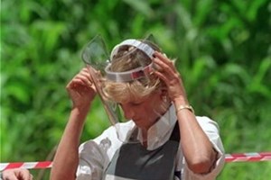 Meghan e Harry visitam campo de minas em Angola onde Diana foi fotografada em 1997