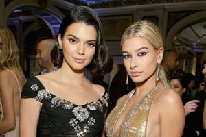 Hailey Baldwin comemora despedida de solteira com Kendall Jenner