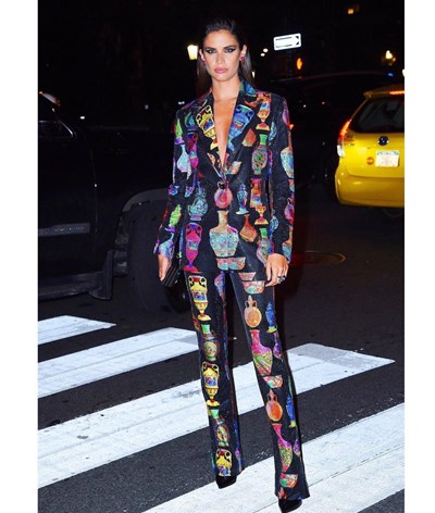 Sara Sampaio mostra elegância em noite de glamour em Nova Iorque