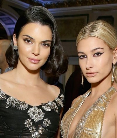 Hailey Baldwin comemora despedida de solteira com Kendall Jenner