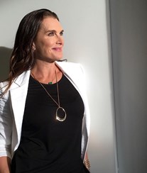 Filhas incentivam Brooke Shields a recorrer à cirurgia estética 