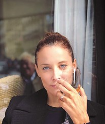 Maria João Bastos mostra anel de noivado em Paris