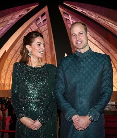 Kate Middleton e William prestam homenagem a Princesa Diana no Paquistão