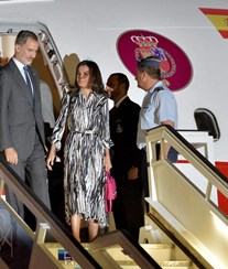 Letizia deslumbra em Cuba com vestido elegante