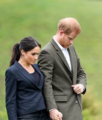 Pai pressiona príncipe Harry para voltar a Inglaterra