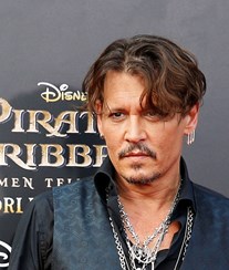 Amigos de Johnny Deep querem vê-lo com Angelina Jolie