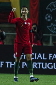 Cristiano Ronaldo surge com uma fita no cabelo em campo - Fotos