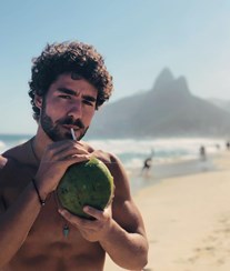 As primeiras cenas de José Condessa com 'paixão' brasileira