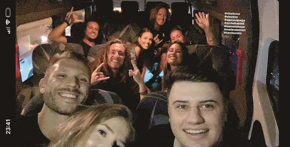 Atriz mostra-se integrada no grupo de amigos do músico brasileiro 