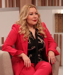 Advogada do 'Você na TV' mostra-se em biquíni como forma de alerta