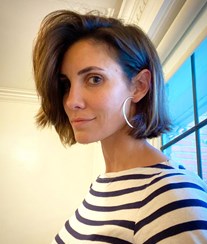 Daniela Ruah muda de visual e doa o cabelo