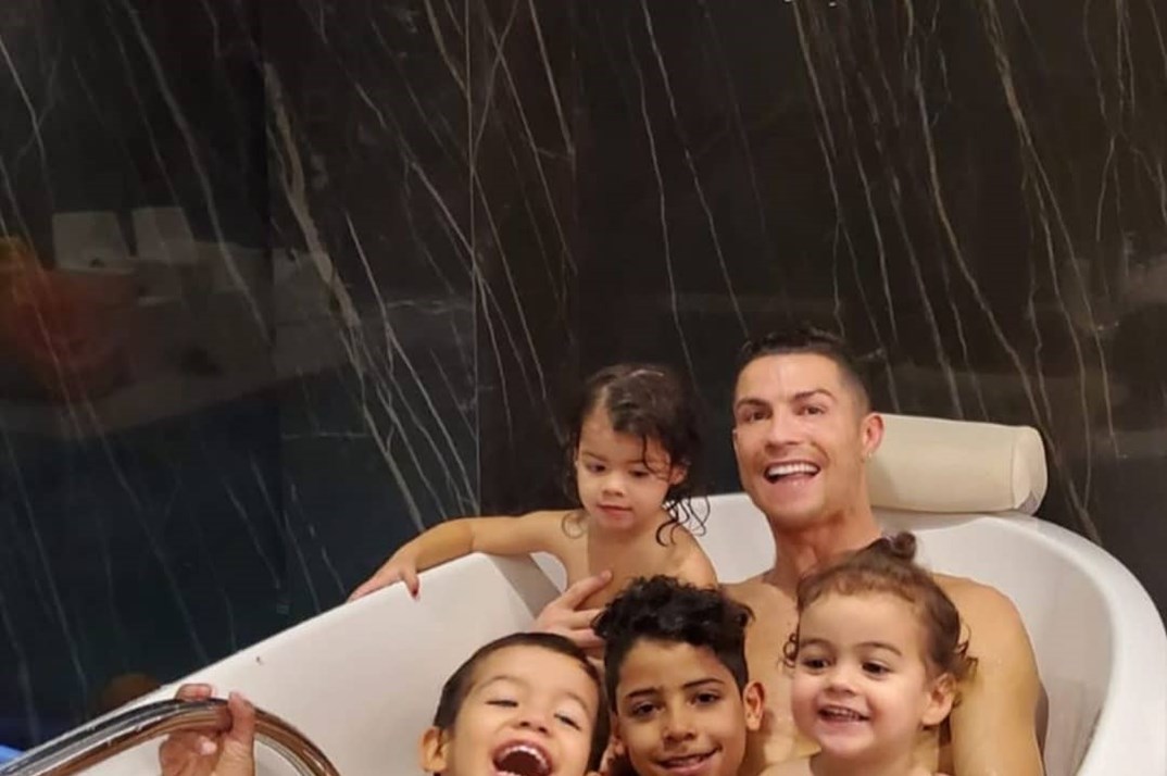 Cristiano Ronaldo vai para a banheira com os quatro filhos ...