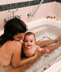 Jessica Athayde mostra-se nua na banheira com o filho