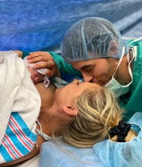 Enrique Iglesias mostra momentos emocionantes na sala de partos