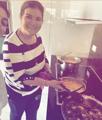 Gio perdoa Dolores e até lhe pede para a ensinar a cozinhar