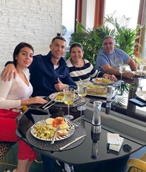 Cristiano Ronaldo vive Dia dos Namorados... a quatro