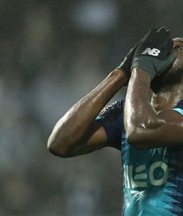 Famosos apoiam Marega após ser alvo de comentários racistas