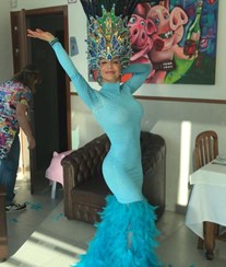 Luciana Abreu dá show de samba no Carnaval da Mealhada