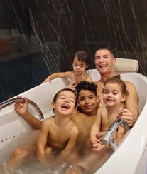 Cristiano Ronaldo vai para a banheira com os quatro filhos e o resultado é hilariante