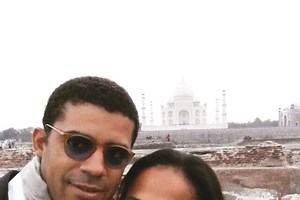 Isabel dos Santos namora com o marido na Índia