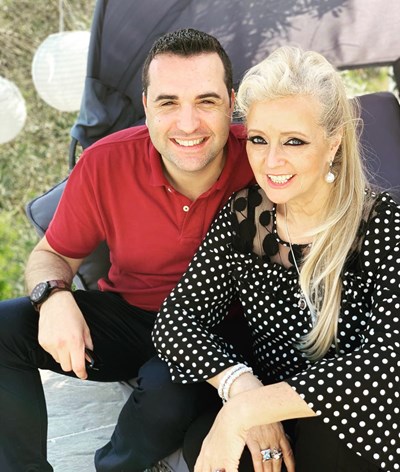 Ágata diverte-se com namorado em concerto
