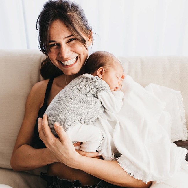 Cláudia Vieira radiante com a filha Caetana