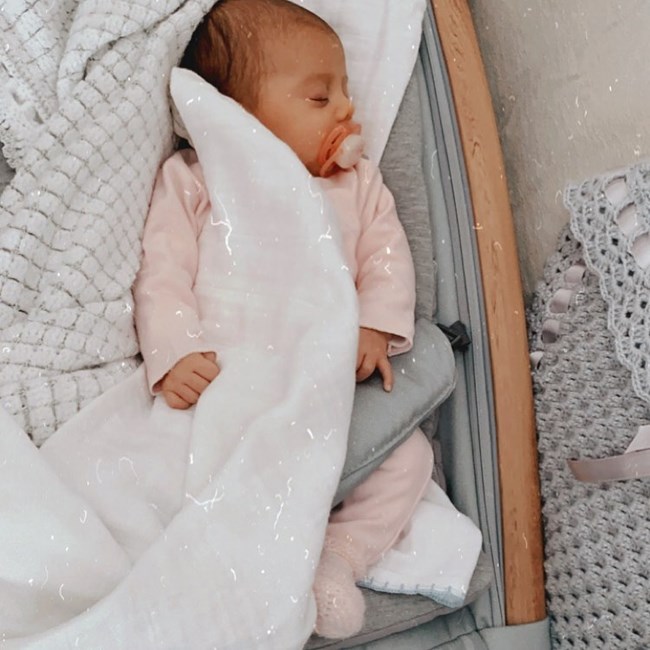 Cláudia Vieira radiante com a filha Caetana