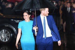 Meghan Markle diz adeus ao Reino Unido e brilha na despedida