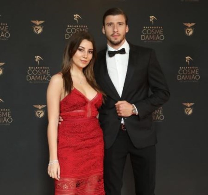 April Ivy e Rúben Dias