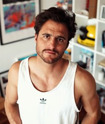 Tiago Teotónio Pereira mostra-se vestido de mulher