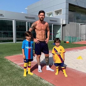 Filho mais novo de Messi tenta repetir treino do pai; assista